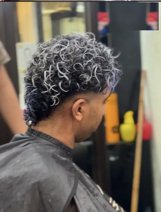 Boucles décolorées en gris avec dégradé sur les côtés