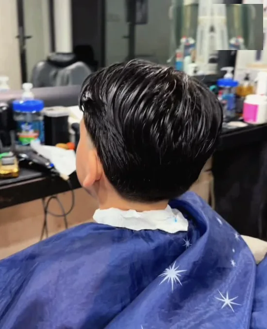 Coupe peignée en arrière, vue de dos au salon