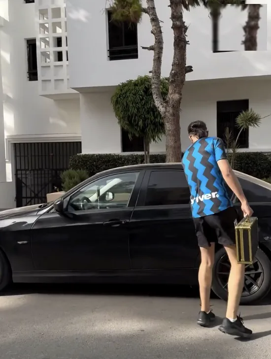 Le barbier arrive chez un client à Rabat avec sa mallette
