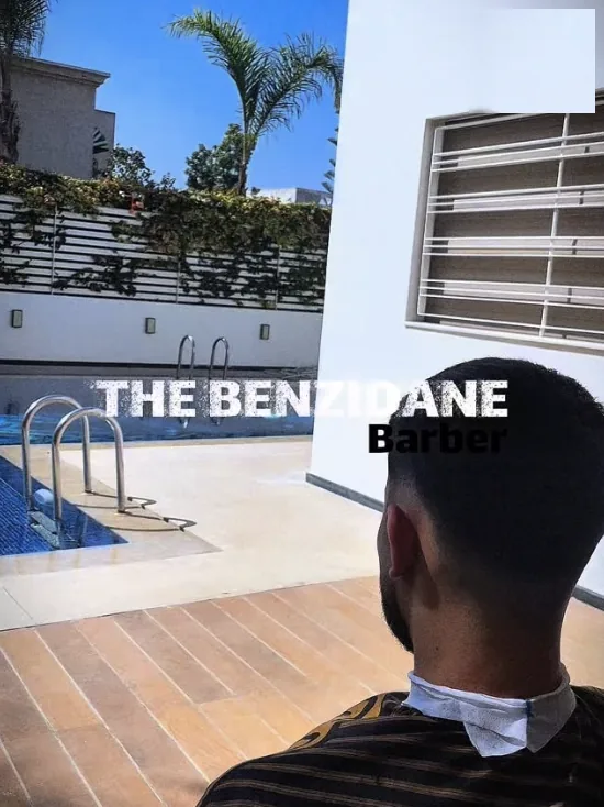 Coupe réalisée à domicile au bord d'une piscine