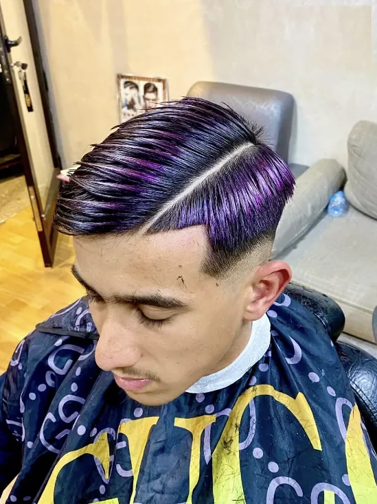 Coupe avec mèches violettes et raie tracée