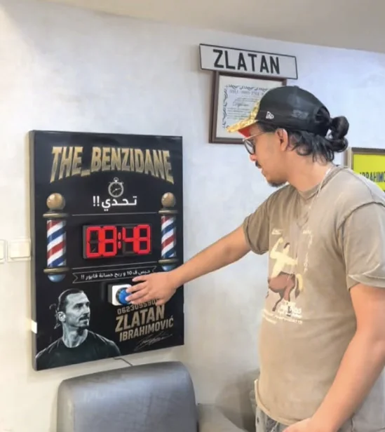 Le panneau noir et or au mur du salon